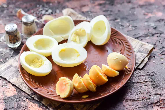 Фаршированные яйца творогом и чесноком рецепт фото 3